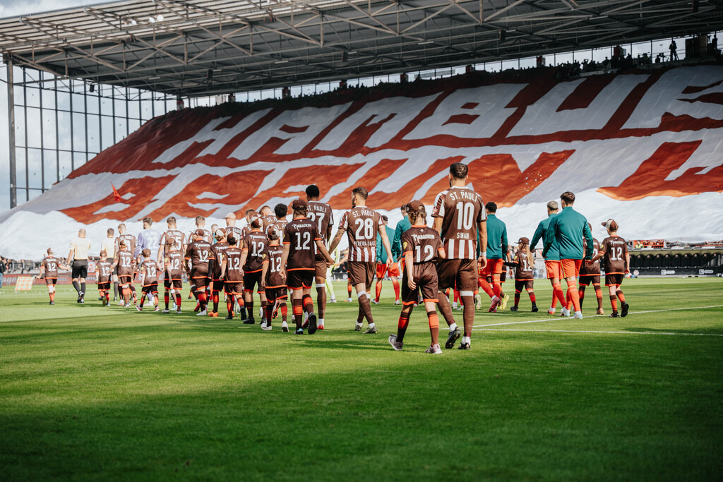 FCP02886 | Der offizielle Shop für FC St. Pauli Fotos. Wähle aus Spielszenen & Fanmomenten dein FCSP Wunschformat. Wir liefern Millerntor-Atmosphäre.