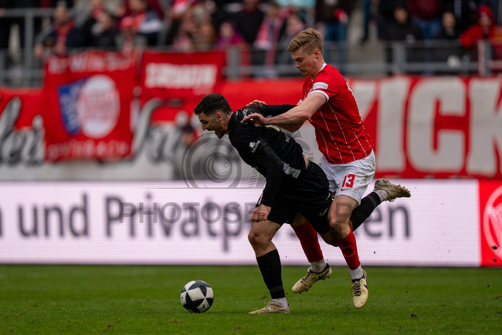 Kickers Offenbach vs. SG Sonnenhof Grossaspach, Fussball, Regionalliga Suedwest, 24. Spieltag, 14.03.2026 | Zweikampf zwischen Michael Kleinschrodt (SG Sonnenhof Großaspach, #11) und Noel Knothe (Kickers Offenbach, #13),Kickers Offenbach vs. SG Sonnenhof Grossaspach, Fussball, Regionalliga Suedwest, 24. Spieltag, 14.03.2026Foto: photosbyphips/Philip Ziegler