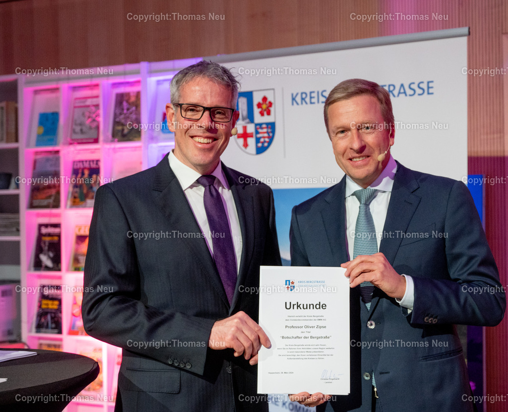 DSC_8910 | Am 8.März 2024 wurde Oliver Zipse  Vorstandsvorsitzender der BMW AG. zum Botschafter der Bergstraße ernannt, die Feier fand in seiner ehemaligen Schule dem Alten Kurfürstlichen Gymnasium in Bensheim statt, die Urkunde überreichte ihm der Landrat des Kreises Bergstraße Christian Engelhardt , 