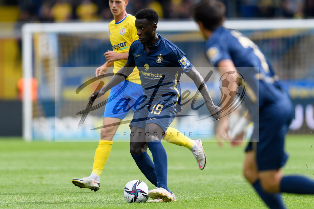 EBSTSV20210828_174 | Fussball, Herren: Merveille Biankadi (TSV 1860 Muenchen) in Aktion, am Ball, Einzelaktion beim Spiel der 3. Liga zwischen Eintracht Braunschweig und TSV 1860 Muenchen im Eintracht-Stadion am 28.08.2021 in Braunschweig, Deutschland.DFB / DFL REGULATIONS PROHIBIT ANY USE OF PHOTOGRAPHS AS IMAGE SEQUENCES AND/OR QUASI-VIDEO. - Realisiert mit Pictrs.com