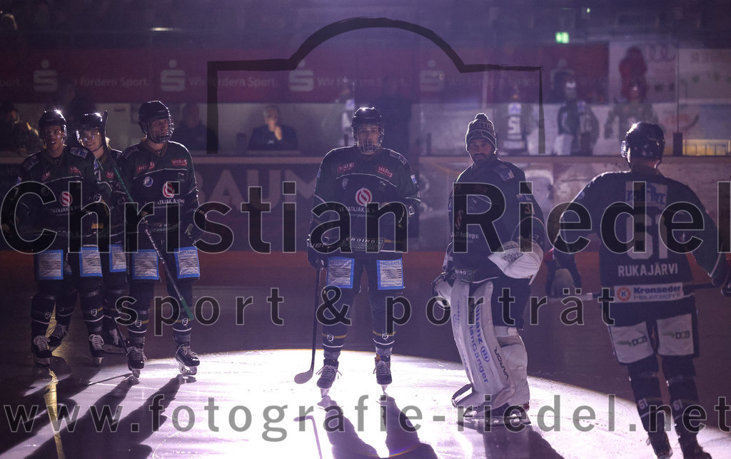 2022-10-30_006_TSV_Erding_gegen_ESC_Riverrats_Geretsried | Erding, Deutschland, 30.10.2022:
Eishockey, Bayernliga 2022 / 2023, 9. Spieltag, TSV Erding gegen ESC Riverrats Geretsried, Endergebnis: 3:5

Torwart Christoph Schedlbauer (Erding Gladiators, #31), Roni Rukajärvi (Erding Gladiators, #61)

Foto: Christian Riedel / fotografie-riedel.net