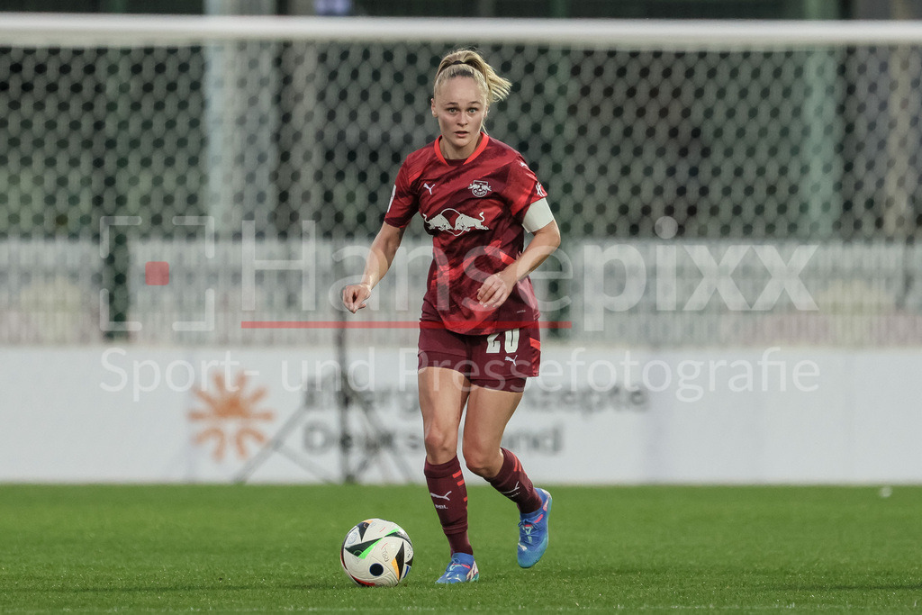 Fussball, Google Pixel Frauen-Bundesliga, RB Leipzig - SV Werder Bremen | v.li.: Victoria Krug (RB Leipzig, 20) am Ball, Freisteller, Einzelbild, Ganzkörper, Aktion, Action, Spielszene, DIE DFB-RICHTLINIEN UNTERSAGEN JEGLICHE NUTZUNG VON FOTOS ALS SEQUENZBILDER UND/ODER VIDEOÄHNLICHE FOTOSTRECKEN. DFB REGULATIONS PROHIBIT ANY USE OF PHOTOGRAPHS AS IMAGE SEQUENCES AND/OR QUASI-VIDEO.