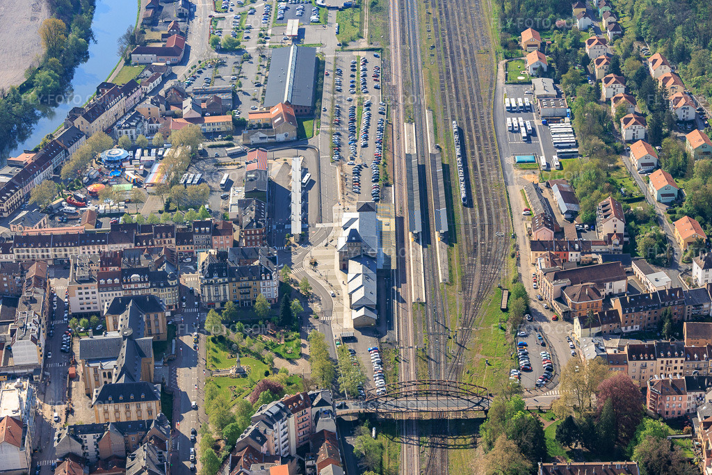 Aerial view: Station from the northwest in Saargemünd in the state Moselle, France. – Photo: IMG_154557.jpg taken on 04/18/2026 by Werner Riehm/FLY-FOTO.com – Resolution of the original: 5720 x 3813 px
