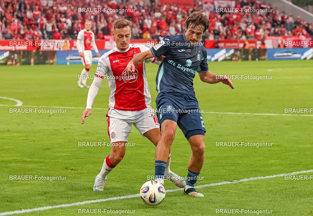 Rot-Weiss Essen - TSV 1860 München - 3.Liga | Essen, Deutschland, 01.08.2025Marvin Obuz (Rot-Weiss Essen)  im Zweikampf mit Tim Danhof (1860 München)während des 3.Liga Spiels zwischen Rot-Weiss Essen- TSV 1860 München im Stadion an der Hafenstraße am 01.08.2025 in Essen. (Foto von Timo Bluhmki-Schmidt/ Brauer-Fotoagentur)