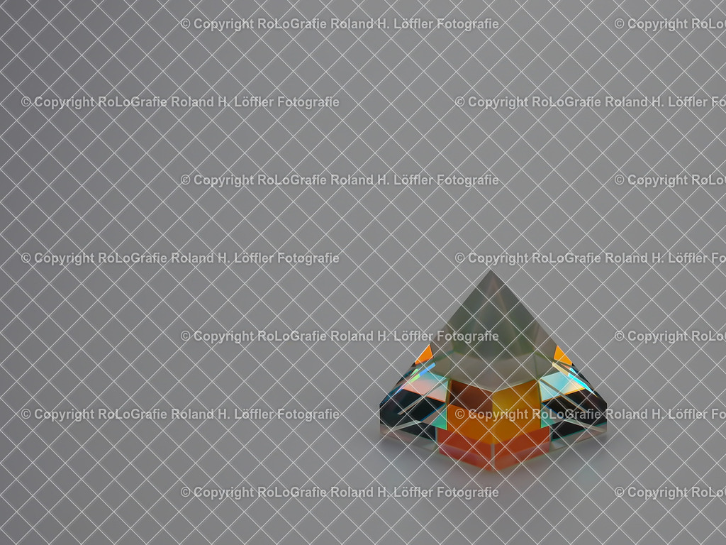 20241103-27 | Glaspyramide leuchtet in allen möglichen Farben - Realisiert mit Pictrs.com