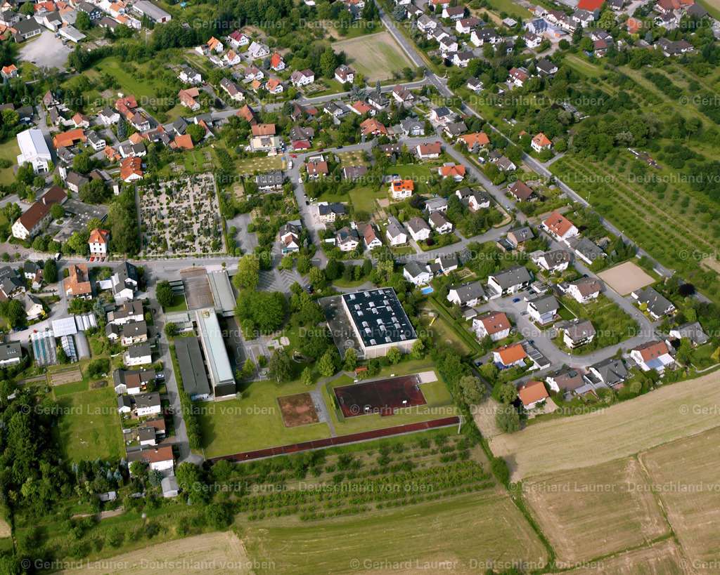 2526092 | OTTERSWEIER 01.08.2005 Ortsansicht der Straßen und Häuser der Wohngebiete im Bereich der Laufer Straße in Ottersweier im Bundesland Baden-Württemberg, Deutschland. // City view of the streets and houses of the residential areas in the area of a??a??Laufer Strasse in Ottersweier in the state Baden-Wuerttemberg, Germany. Foto: Gerhard Launer