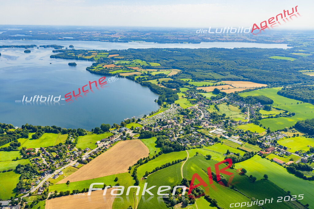 Luftbild der Stadt Dersau - Die Luftaufnahme wurde 2025 vom UL-Flugzeug heraus erstellt ( keine Drohne ) - Hochauflösende Luftaufnahme - für professionelle Ausdrucke geeignet. Die Geschenkidee !Hier alle&nbsp;Infos zur Lizenzierung der LuftaufnahmeWir fliegen auch dieses Jahr wieder in Ihre Region um Luftbilder zu erstellen.- Luftbild anfragen