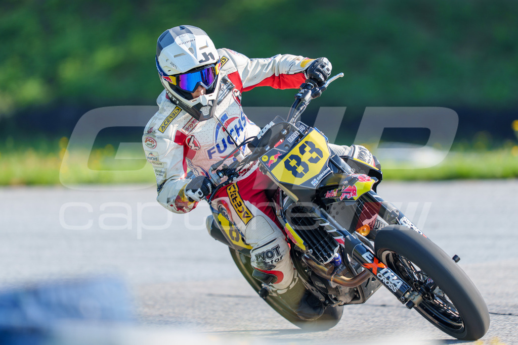 SuperMoto_Staatsmeisterschaft_Greinbach_020 | GRIPcapture steht für authentische Sportfotografie in Österreich – für Momente, die mehr sind als Geschwindigkeit oder Ergebnis. Es geht um Emotion, Spannung, Fokus und den Augenblick, der oft nur einen Wimpernschlag dauert.Ob Motorsport, Teamsport oder 