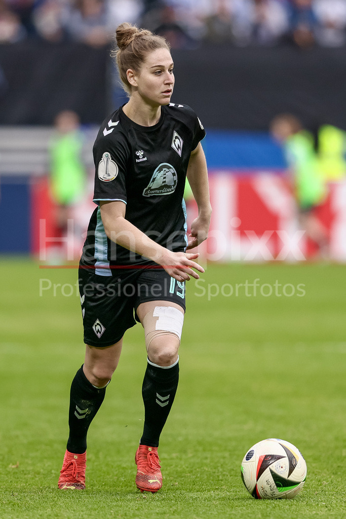 Fussball, DFB-Pokal Frauen, Hamburger SV - SV Werder Bremen | v.li.: Saskia Matheis (SV Werder Bremen, 19) am Ball, Freisteller, Einzelbild, Ganzkörper, Aktion, Action, Spielszene, DIE DFB-RICHTLINIEN UNTERSAGEN JEGLICHE NUTZUNG VON FOTOS ALS SEQUENZBILDER UND/ODER VIDEOÄHNLICHE FOTOSTRECKEN. DFB REGULATIONS PROHIBIT ANY USE OF PHOTOGRAPHS AS IMAGE SEQUENCES AND/OR QUASI-VIDEO.