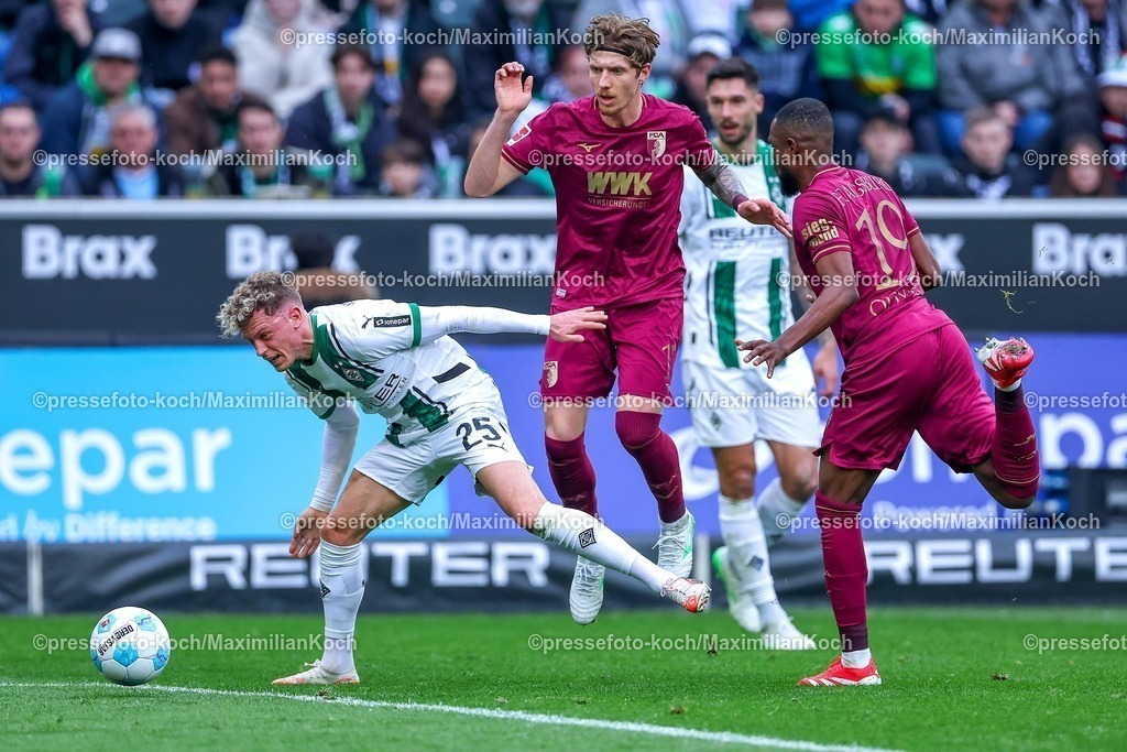 BMG21022501054 | 22.02.2025, Fußball, Borussia Mönchengladbach - FC Augsburg, 1. Fußball Bundesliga, Borussia-Park, Saison 2024 2025: Robin Hack (Mönchengl. #25) im Zweikampf gegen Kristijan Jakic (FC Augsburg #17) und Frank Onyeka (FC Augsburg #19)DFB regulations prohibit any use of photographs as image sequences and or quasi-video.