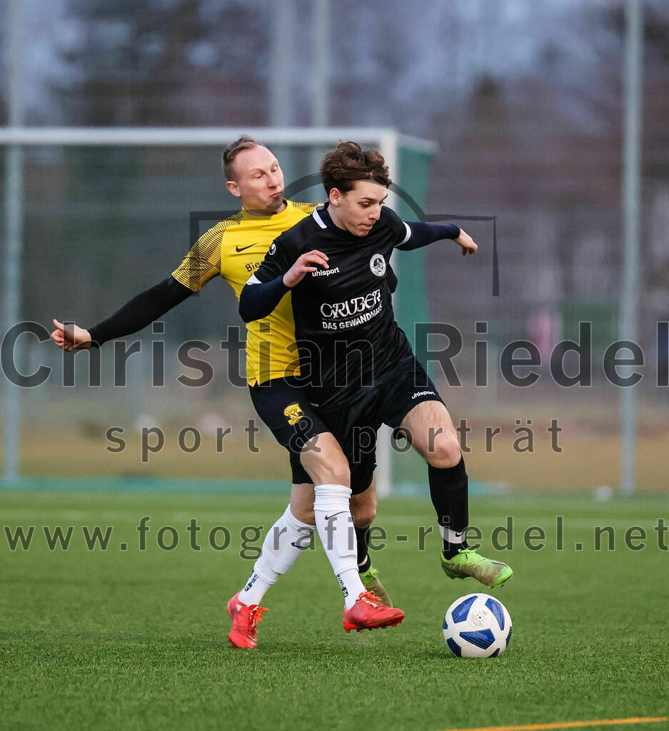 2024-02-17_021_FC_Herzogstadt_gegen_FC_Moosinning_II | Erding, Deutschland, 17.02.2024:
Fußball, Kreisklasse 2023 / 2024, Testspiel, FC Herzogstadt gegen FC Moosinning II, Endergebnis: 2:2

Manuel Gröber (FC Moosinning, #9), Lino Oeder (FC Herzogstadt, #14)

Foto: Christian Riedel / fotografie-riedel.net