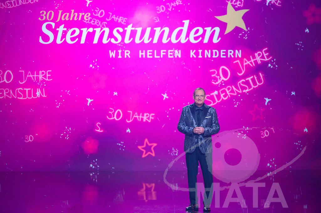 _DWI6137 | Volker Heißmann bei '30 Jahre Sternstunden-Gala 2023' in der Frankenhalle. Nürnberg, 15.12.2023 - Realisiert mit Pictrs.com