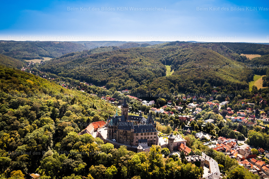 Gyrokopter Harz-8496 | Wernigerode ist eine Stadt im Harz im Mitteldeutschland. Ihre Altstadt zeichnet sich durch ihre Fachwerkhäuser aus, darunter das mittelalterliche Rathaus und das "Schiefe Haus". Am Stadtrand beherbergt das Schloss Wernigerode ein Museum und bietet Blick auf die Stadt. Das Schienennetz der Harzer Schmalspurbahnen verbindet Wernigerode mit dem Bahnhof Drei Annen Hohne, wo die dampflokbetriebene Brockenbahn zum Brocken abfährt. - Realisiert mit Pictrs.com