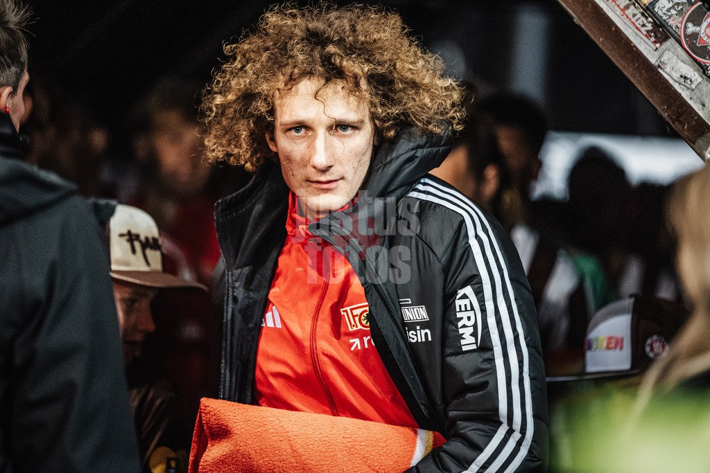 Fußball | Männer | Saison 2025/2026  | Fußball-Bundesliga | 11. Spieltag | FC St. Pauli vs. 1. FC Union Berlin | 23.11.2025 | Alex Kral (#33, 1. FC Union Berlin) auf dem Weg ins Stadion