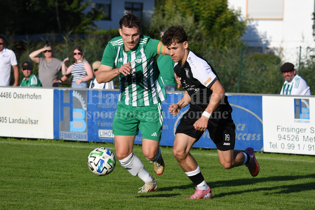 SpVgg Niederalteich : SpVgg GW Deggendorf | Lukas Semmler (SpVgg GW Deggendorf #19) gegen Timo Schneider (SpVgg Niederalteich) - Realisiert mit Pictrs.com