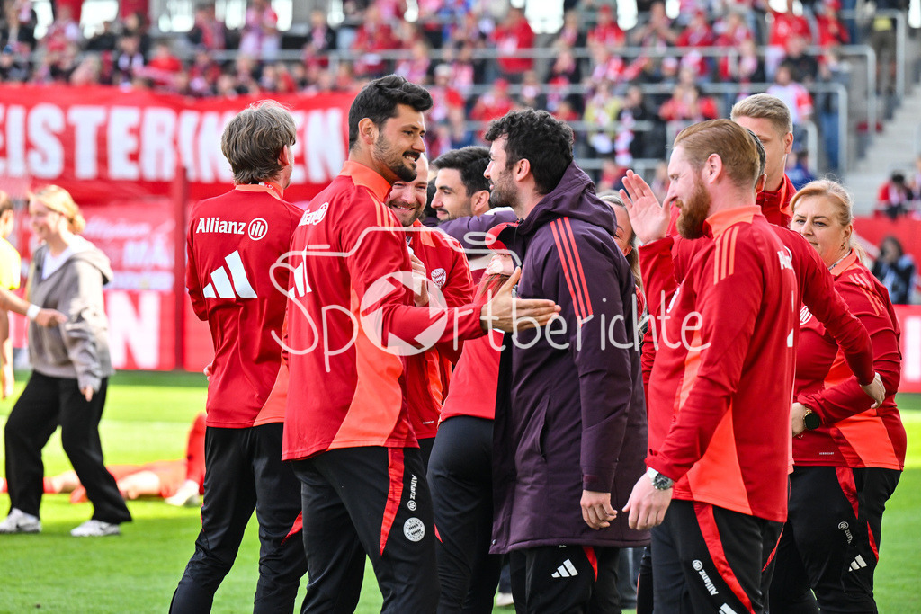 FC Bayern München - SC Freiburg | Die Spielerinnen des FC Bayern feiern die Meisterschaft nach dem Heimsieg gegen den SC Freiburg / Frauen Bundesliga: FC Bayern Muenchen - SC Freiburg, FC Bayern Campus am 27.04.2025 / im Bild die Trainerbank nach dem Spiel