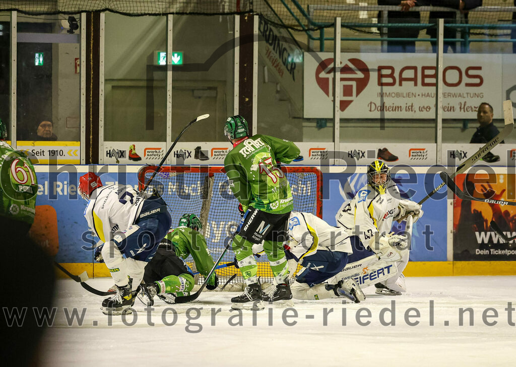 2023-12-26_077_TSV_Erding_gegen_ERV_Schweinfurt | Erding, Deutschland, 26.12.2023:
Eishockey, Bayernliga Vorrunde 2023 / 2024, 20. Spieltag, TSV Erding gegen ERV Schweinfurt, Endergebnis: 9:3

Philipp Michl (Erding Gladiators, #77), Michael Franz (Erding Gladiators, #13)

Foto: Christian Riedel / fotografie-riedel.net