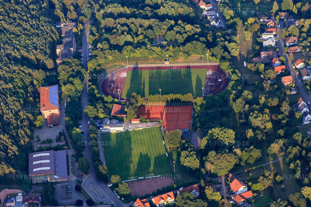 Luftbild: Sport- und Tennisplätze des SC 1919 Hauenstein Fußballverein Am Neding in Hauenstein im Bundesland Rheinland-Pfalz in Deutschland. Foto: IMG_084180.jpg vom 29.08.2015 durch Werner Riehm/FLY-FOTO.deWWW.SC-HAUENSTEIN.DE
