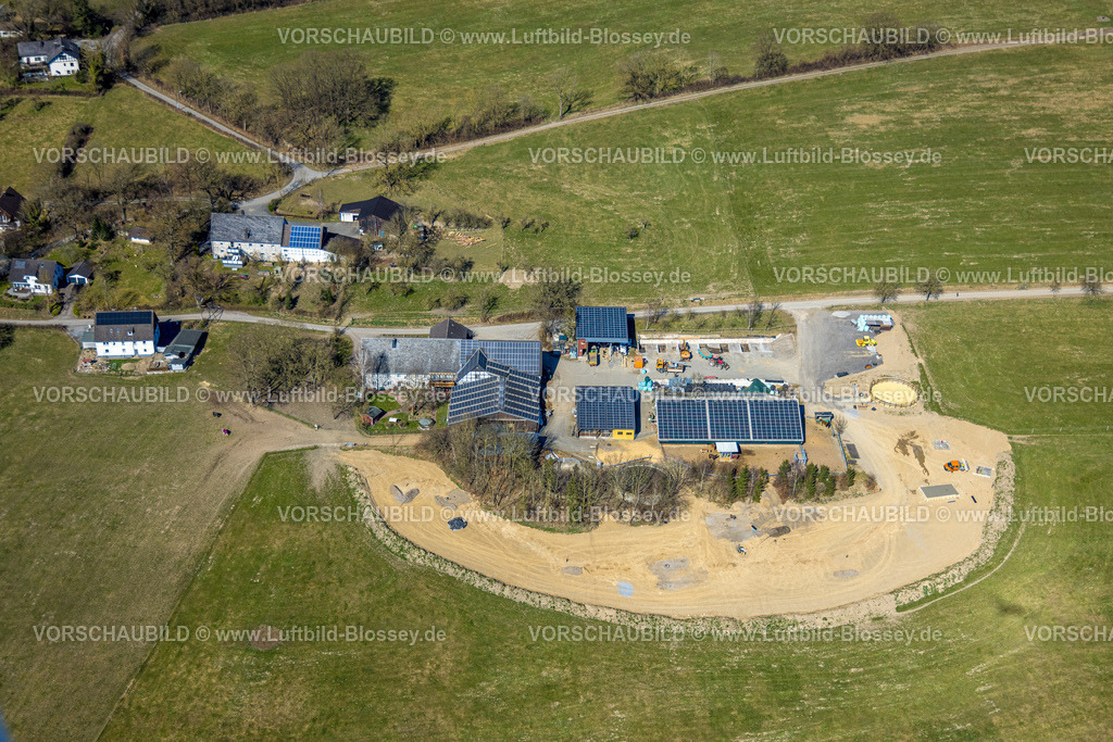 Sundern250304607 | Luftbild, Hof Japes-Schulte Pferdepension im Ortsteil Bainghausen, Häuser mit Solardach, Westenfeld, Sundern, Sauerland, Nordrhein-Westfalen, Deutschland