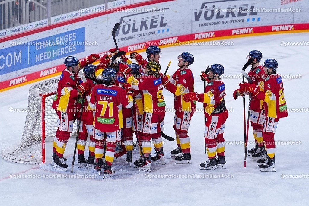 xYDRx20012601043 | 20.01.2026, xydrx, Eishockey, DEL2, Düsseldorfer EG - Blue Devils Weiden, PSD Bank Dome Düsseldorf: /d59/ und Erik Brandford (Düsseldorfer EG #22) freuen sich über den 2:1 Sieg zusammen mit Luca Tosto (Düsseldorfer EG #11) Kevin Maginot (Düsseldorfer EG #6) Ture Linden (Düsseldorfer EG #71) Maximilian Faber (Düsseldorfer EG #63) Kevin Marx Noren (Düsseldorfer EG #14) Moritz Kukuk (Düsseldorfer EG #26)  Photo: xYannisxDreimannxPressefotoKochx