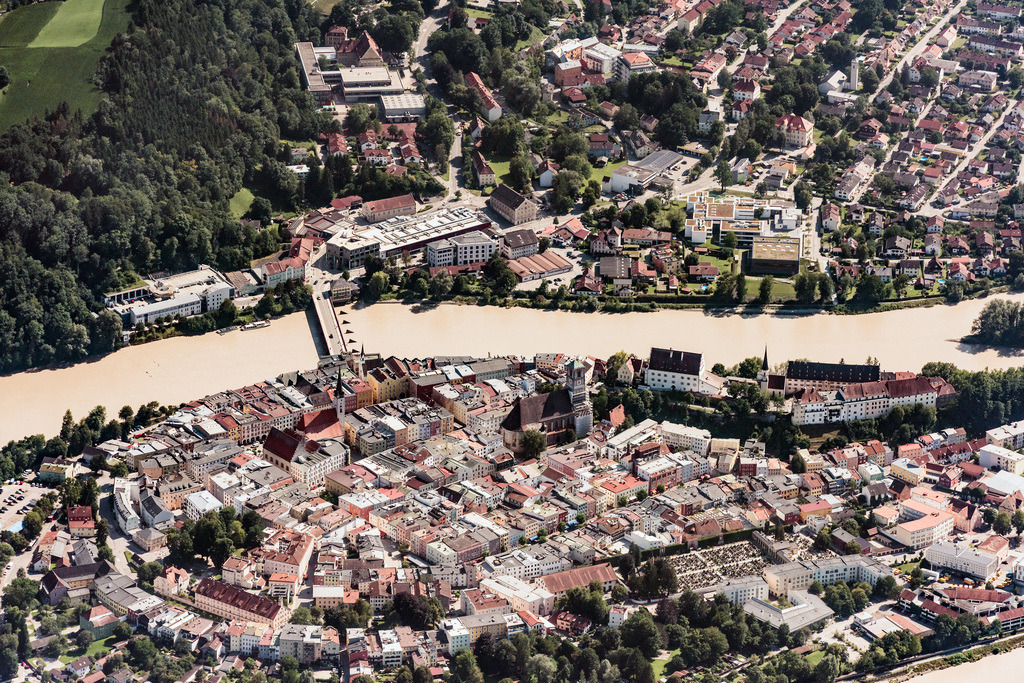 dr__0011585.jpg | WASSERBURG AM INN 01.08.2017 Stadtansicht vom Innenstadtbereich in Wasserburg am Inn im Bundesland Bayern, Deutschland. // City view of the city area of in Wasserburg am Inn in the state Bavaria, Germany. Foto: Daniel Reiter