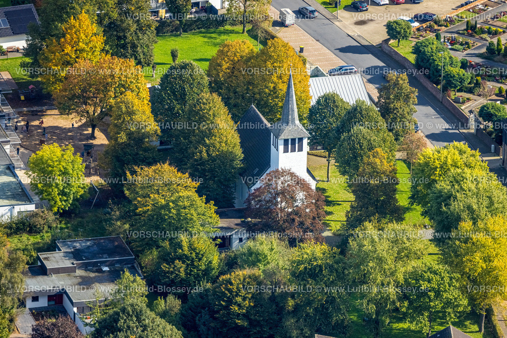 Voerde241009535 | Luftbild, evangelische Kirche Spellen, herbstliche Bäume, Spellen, Voerde, Niederrhein, Nordrhein-Westfalen, Deutschland