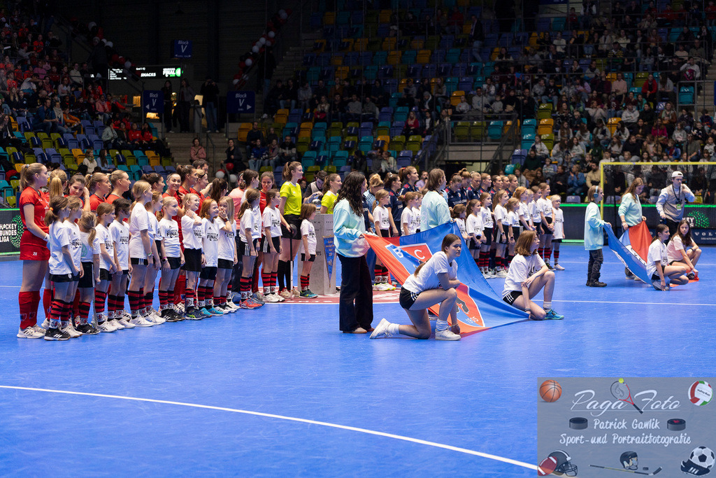 Volvo E.R.B. Final 4 Finale Frauen: Berliner HC - Mannheimer HC, 26.01.2025 | Beide Teams aus Berlin und Mannheim nach dem Einlaufen, präsentieren sich vor der Nationalhymne, Berliner HC - Mannheimer HC, Frankfurt, Süwag Arena, 26.1.2025 - Realisiert mit Pictrs.com