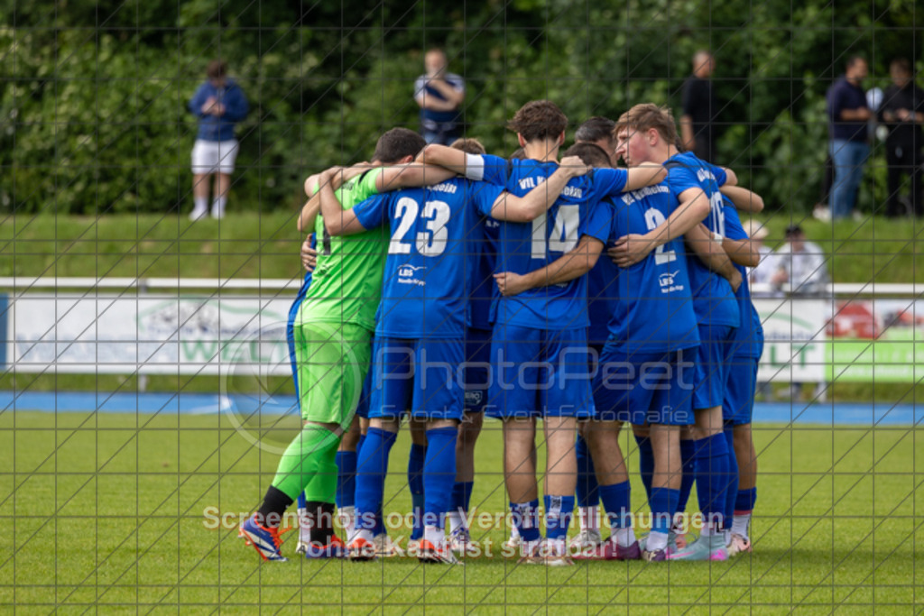 20250529_162930_0049 | #,  VfL Kirchheim (blau) vs. 1.FC Eislingen (weiß), Fußball, Bezirkspokal Finale - Bezirk Neckar/Fils, 2024/2025, Rasenplatz VfL Stadion Kirchheim, Jesinger Straße 105, 73230 Kirchheim, 29.05.2025 - 16:30 Uhr,Foto: PhotoPeet-Sportfotografie/Peter Harich