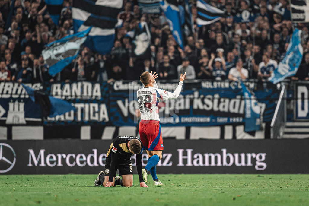 Fußball | Männer | Saison 2024/2025 | 2. Fußball-Bundesliga | 27. Spieltag | Hamburger SV vs. SV 07 Elversberg | 28.03.2025 | v.l. Elias Baum (#2, SV 07 Elversberg) am Boden und Miro Muheim (#28, HSV) ärgert sich