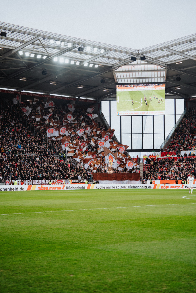 FCP04323 | Der offizielle Shop für FC St. Pauli Fotos. Wähle aus Spielszenen & Fanmomenten dein FCSP Wunschformat. Wir liefern Millerntor-Atmosphäre.
