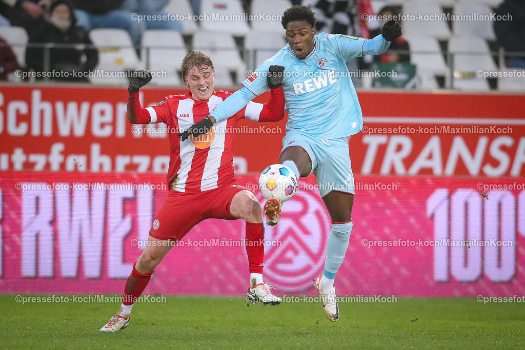 RWE06012401056 | 06.01.2024, Essen, Fußball, Herren, Stadion an der Hafenstraße, Testspiel, Rot-Weiss Essen – 1. FC Köln:  Felix Götze (Rot-Weiss Essen) kämpft gegen Faride Alidou (1.FC Köln) um den Ball. 
DFB regulations prohibit any use of photographs as image sequences and or quasi-video.