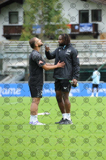 DSC_6963b | Hertha BSC, 2.Bundesliga, Herren, Saison 2025/26, von li. Teammanager Gabriel Bratic und Deyovaisio Zeefuik  ( Hertha BSC ), Trainingslager Kitzbühel, Österreich 2025.  Foto: Ralf Gebhardt - Realisiert mit Pictrs.com