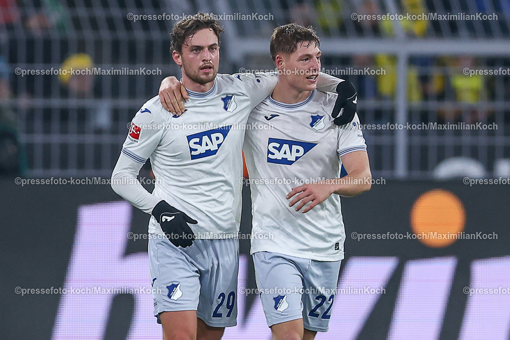 BVB15122401083 | 15.12.2024, Fußball, Borussia Dortmund - TSG 1899 Hoffenheim, 1. Fußball Bundesliga, 14. Spieltag, Signal Iduna Park, Saison 2024 2025: Torjubel nach dem 1:1 durch Torschütze Jacob Bruun Larsen (Hoffenheim #29) zusammen mit Alexander Prass (Hoffenheim #22)DFB regulations prohibit any use of photographs as image sequences and or quasi-video.