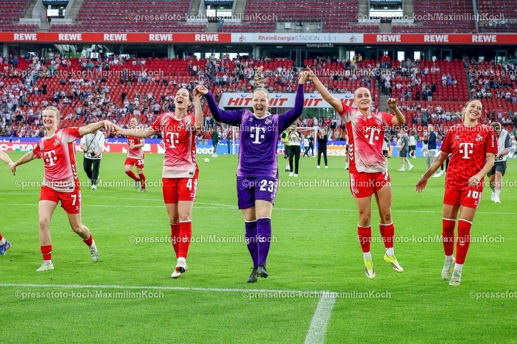 xsscx02052601134 | 02.05.2026, xsscx, Frauen Fussball, 1. FC Köln - Werder Bremen, 1. Fussball Bundesliga, 24. Spieltag, RheinEnergie-Stadion, Saison 2025 2026: Die Mannschaft des 1. FC Köln feiert ihren Sieg zum 3:0 mit Anna-Lena Stolze (1. FC Köln #7), Sara Agrez (1. FC Köln #4), Aurora Mikalsen (1. FC Köln #23), Vanessa Leimenstoll (1. FC Köln #29), Zö Hasenauer (1. FC Köln #16)DFB regulations prohibit any use of photographs as image sequences and or quasi-video. Photo: xSandraxScherningxPressefotoKochx