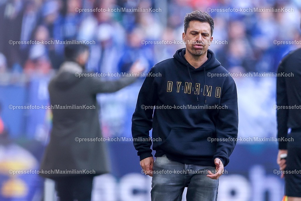 S0407022601037 | 07.02.2026, Fußball, FC Schalke 04 - SG Dynamo Dresden, 21. Spieltag, 2. Fußball Bundesliga, Veltins-Arena Gelsenkirchen, Saison 2025 2026: Cheftrainer Thomas&nbsp;Stamm (Dynamo Dresden #hc) enttäuscht Enttäuschung gestikulierend am Spielfeldrand   DFB regulations prohibit any use of photographs as image sequences and or quasi-video.