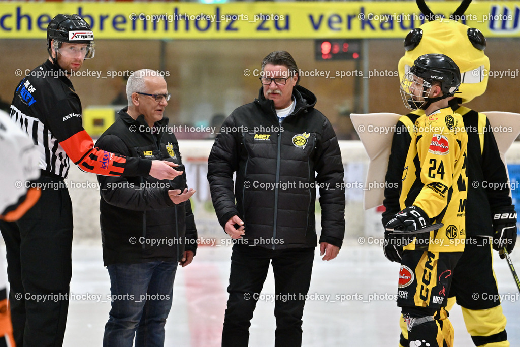 EC Spittal Hornets vs. USC Piraten Velden 7.2.2024 | OREL Stephan Referee, Obmann EC Spittal Hornets Ludwig Zauchner, #9 Essmann Kevin, Maskottchen EC Spittal Hornets Spitti