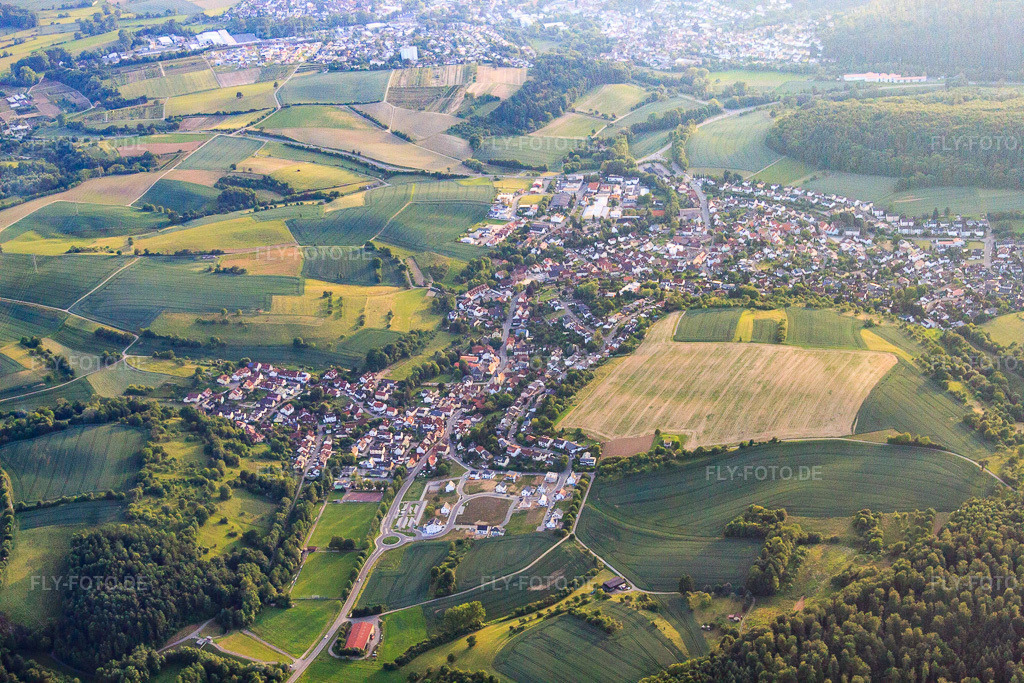 Luftbild: Dorfansicht im Odenwald aus Osten in Wiesenbach im Bundesland Baden-Württemberg in Deutschland.Foto: IMG_66358.jpg vom 30.05.2014 durch Werner Riehm/FLY-FOTO.deAuflösung des Originals: 4752 x 3168 px