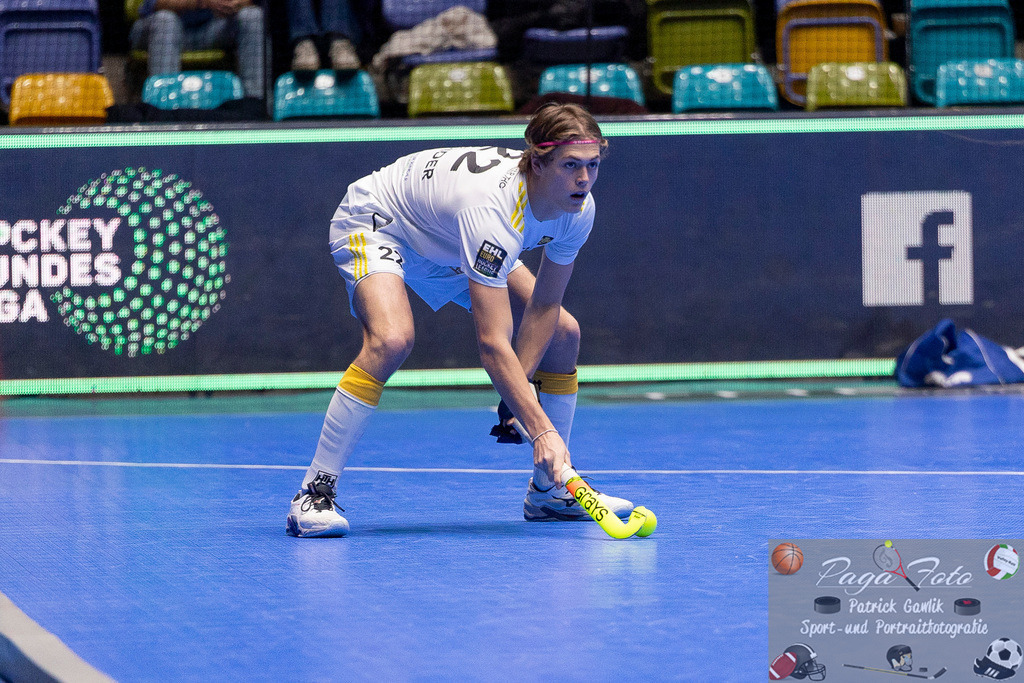 Volvo E.R.B. Final 4 Halbfinale Männer: Harvestehuder HTC - Gladbacher HTC, 25.01.2025 | Felix Glander (Harvestehuder THC #22) am Ball, Harvestehuder HTC - Gladbacher HTC, Frankfurt, Süwag Arena, 25.1.2025 - Realisiert mit Pictrs.com