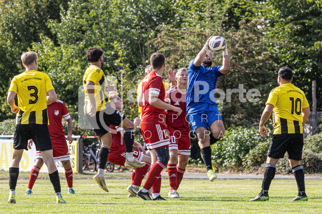 Stadensen - Ou-Midou_ Badr (fängt Flanke ab) vs Wrestedt 100825 dlP | immodelaporte-sportfotos - Realisiert mit Pictrs.com