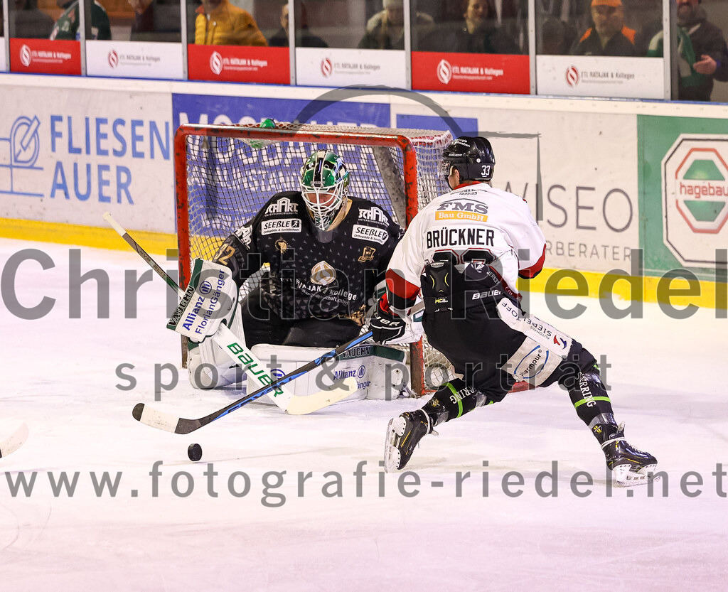 2024-03-08_038_TSV_Erding_gegen_EHC_Koenigsbrunn | Erding, Deutschland, 08.03.2024:
Eishockey, Bayernliga Playoffs 2023 / 2024, 1. Spieltag, TSV Erding gegen EHC Königsbrunn, Endergebnis: 3:0

Torwart Dimitri Pätzold (Erding Gladiators, #32), Peter Brückner (EHC Königsbrunn, #33)

Foto: Christian Riedel / fotografie-riedel.net