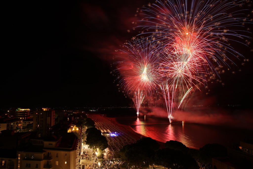 Ferragosto Fireworks in Grado, Italy | GRADO, ITALY, 15.AUG.26 - FIREWORKS - Ferragosto fireworks over the Adriatic Sea in Grado, Italy. Colorful fireworks light up the night sky above the beach, coastline and waterfront during the traditional summer celebration. - Realisiert mit Pictrs.com