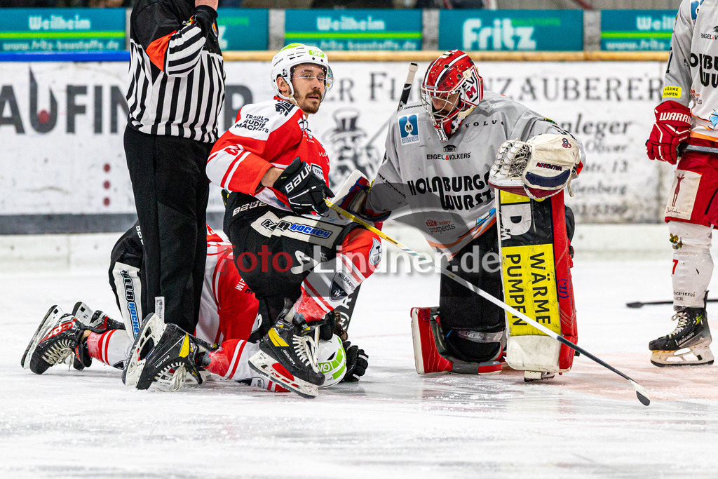 Halbfinale Spiel 3 TSV Peißenberg Miners vs TEV Miesbach | Eishockey Bayernliga Playoffs 2023/2024, Halbfinale Spiel 3 TSV Peißenberg Miners vs TEV Miesbach, 20240315,
Faul gegen Lynnden PASTACHAK (Miners 97),
2024-03-15 in Peißenberg (Eisstadion)
96 Lynnden PASTACHAK (Miners 97), 31 Philip LEHR (TEV Goalie 31), 61 Martin ANDRÄ (Miners 61)
Copyright: WolfgangxLindner foto-lindner.de