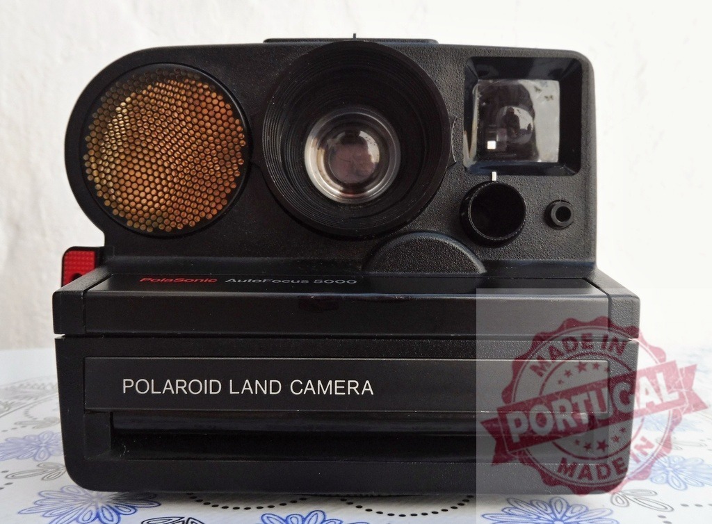 Polaroid PolaSonic AutoFocus 5000 instant vintage camera | Polaroid PolaSonic AutoFocus 5000 instant camera on a patterned surface - Realisiert mit Pictrs.com