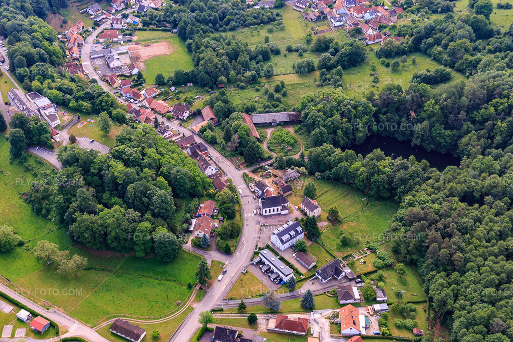 Aerial view: Rue de la Vallée and church in the district Weiler in Wissembourg in the state Bas-Rhin, France. – Photo: IMG_100720.jpg taken on 06/05/2017 by Werner Riehm/FLY-FOTO.com – Resolution of the original: 5472 x 3648 px
