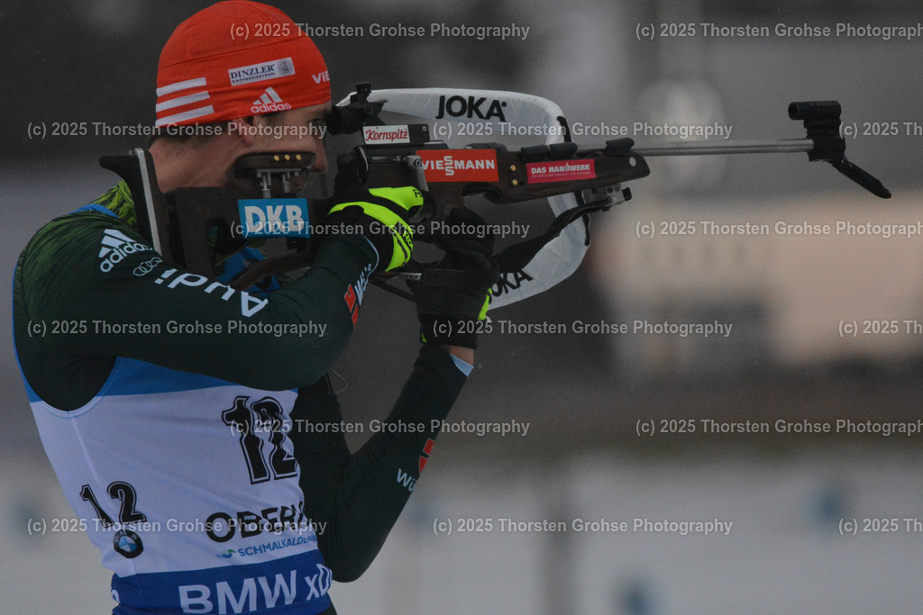IBU WC Biathlon Oberhof 2018 | PEIFFER Arnd (GER) am Schiessstand; IBU WC Biathlon Oberhof 2018, 12,5 km Verfolgung der Männer am 06.01.2018 in der DKB Ski Arena in Oberhof, (Deutschland) - Realisiert mit Pictrs.com