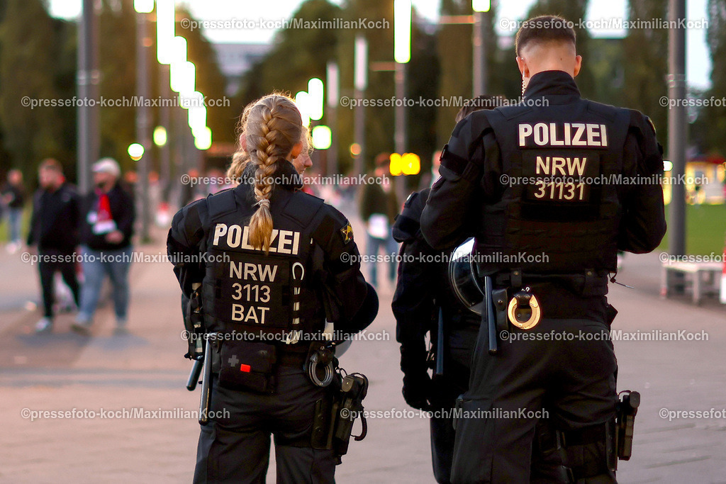 Koe14092400008 | 14.09.2024, 2. Fußball Bundesliga, 1. FC Köln - 1. FC Magdeburg, RheinEnergieSTADION, Saison 2024 2025: Großeinsatz der Polizei beim Hochrisikospiel - Polizisten der Einsatzbereitschaft sichern den Weg abDFB regulations prohibit any use of photographs as image sequences and or quasi-video.