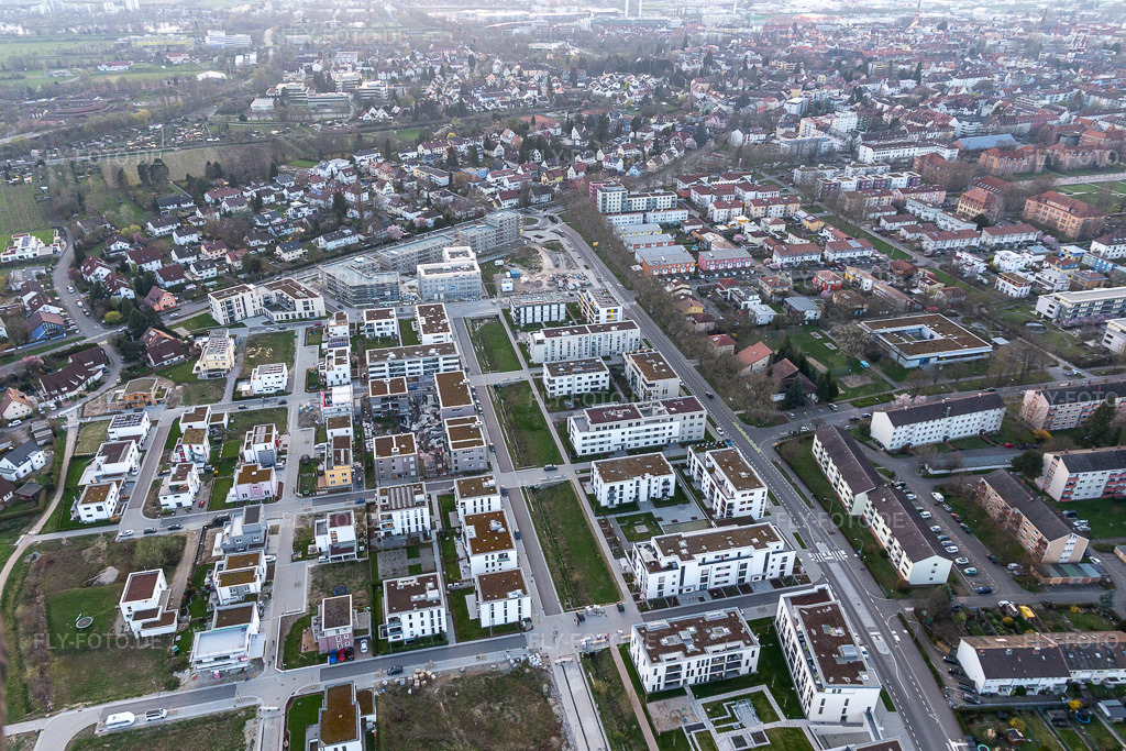 Luftbild: Baustelle eines Neubau- Wohngebietes der Reihenhaus- Siedlung Im Seidenfaden in Offenburg im Bundesland Baden-Württemberg in Deutschland. Foto: IMG_120434.jpg vom 17.03.2020 durch Werner Riehm/FLY-FOTO.de