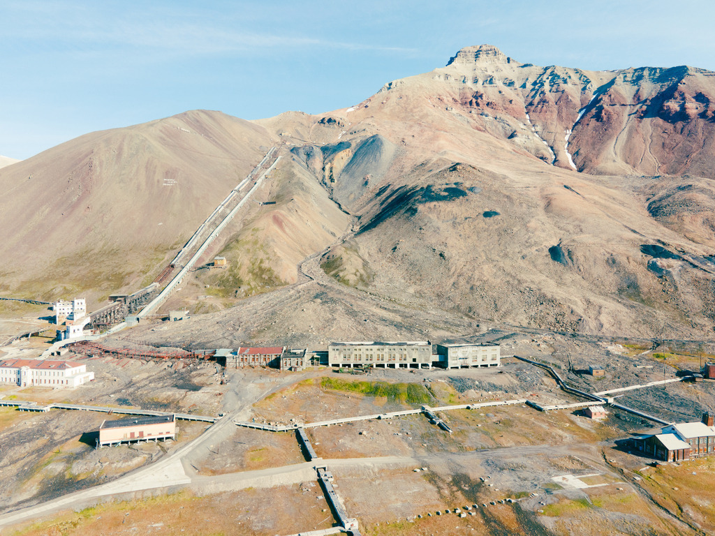 Pyramiden-auf-Spitzbergen-aus-der-Luft 13 - URBANISTER | Durch die Stadt gehen, als wohnte man woanders. Fotografie, subjektiver Urbanismus und aktiver Müßiggang. - Realisiert mit Pictrs.com