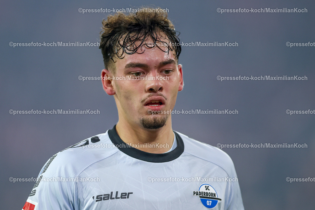 Due0911240109602137 | 09.11.2024, Fußball, Fortuna Düsseldorf - SC Paderborn 07, 2. Bundesliga, Merkur Spiel-Arena, Saison 2024 2025: Aaron Zehnter (Paderborn #32) DFB regulations prohibit any use of photographs as image sequences and or quasi-video.