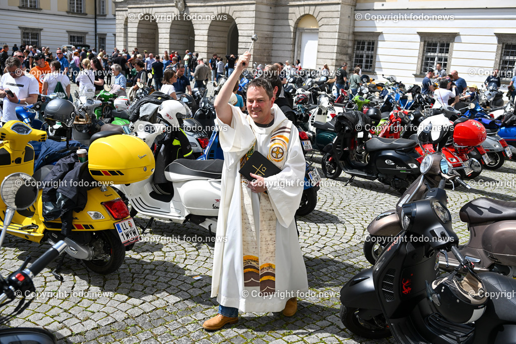 Rollende Engel_ Vespa_ 07.05.2023-41 | 07.05.2023, Neuhofen, Kremsmuenster, AUT, Rollende Engel Vespatreffen, im Bild Segnung der Vespas